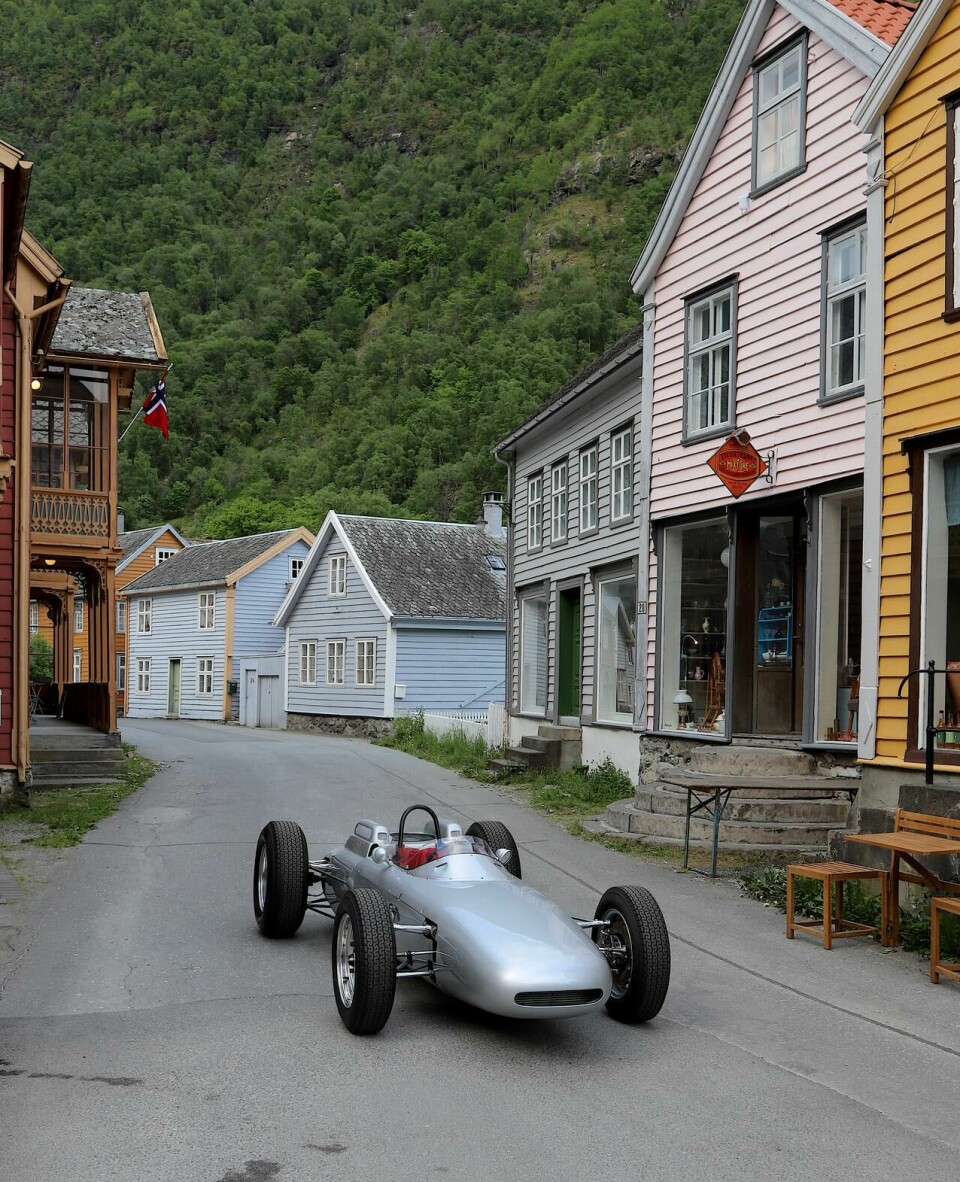 Å få fotografere Porsches eneste seiersbil fra Formel 1, midt i gågata i Lærdalsøyri grytidlig en lørdags morgen, er en nærmest absurd opplevelse.