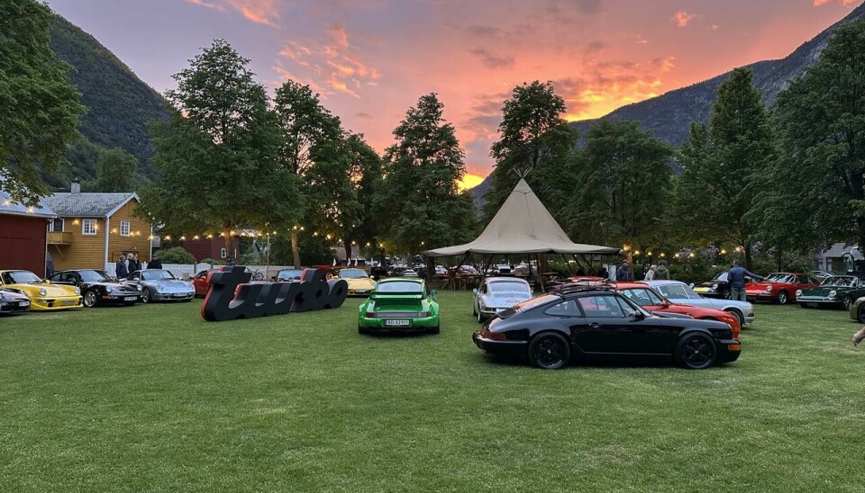 Lærdalsøyri kan være magisk i seg selv, ikke minst på en varm vårkveld i solnedgangen over Sognefjorden. Spe på med klassiske Porsche-modeller av alle slag og farger og lykken er fullkommen.