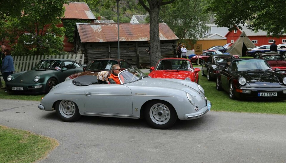 Porsche 356-klubben i Norge feirer 30 år i år, og i den anledning la de en lengre Vestlands-tur innom Fjordluft med et 20-talls eksemplarer av arten fra hele Norden og andre Europeiske land. Hans Henrik Riddervolds 356 Speedster er en nyrestaurert perle av internasjonal klasse!