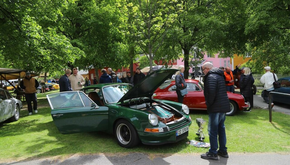 Lørdag er selve festivaldagen med utstilling av bilene til gjensidig beundring. Fremst en nydelig «backdated» 1977 911 som ble kåret til til publikumsfavoritt på Custom Motor Show i Sverige i påsken.