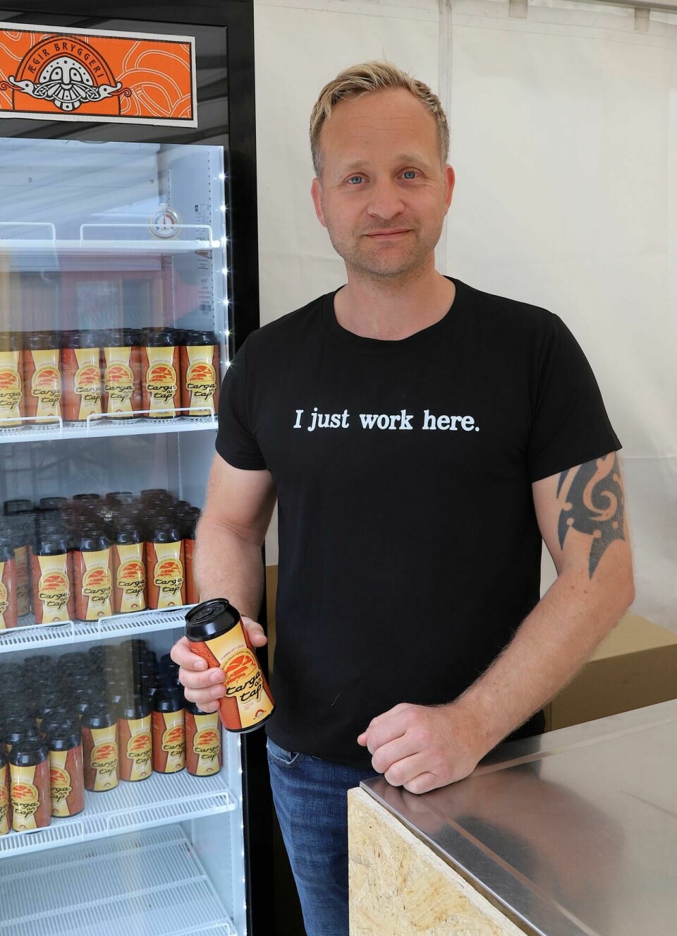 «I just work here» står det på Johannes Einemos T-skjorte når han serverer den spesiallagde «Targa on tap» fra Ægir på fredag kveld, men alle vet at han er hovedårsaken til at arrangementet er i Lærdal.