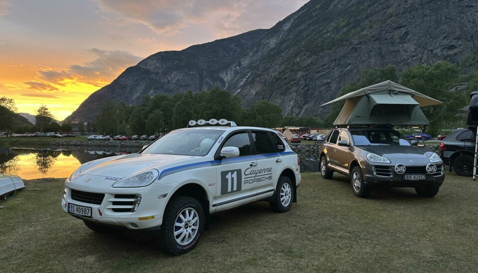 Litt i utkanten av det luftkjølte klassikerområdet finner du Porsche av nyere modeller, som disse to Cayennene i solnedgangen.