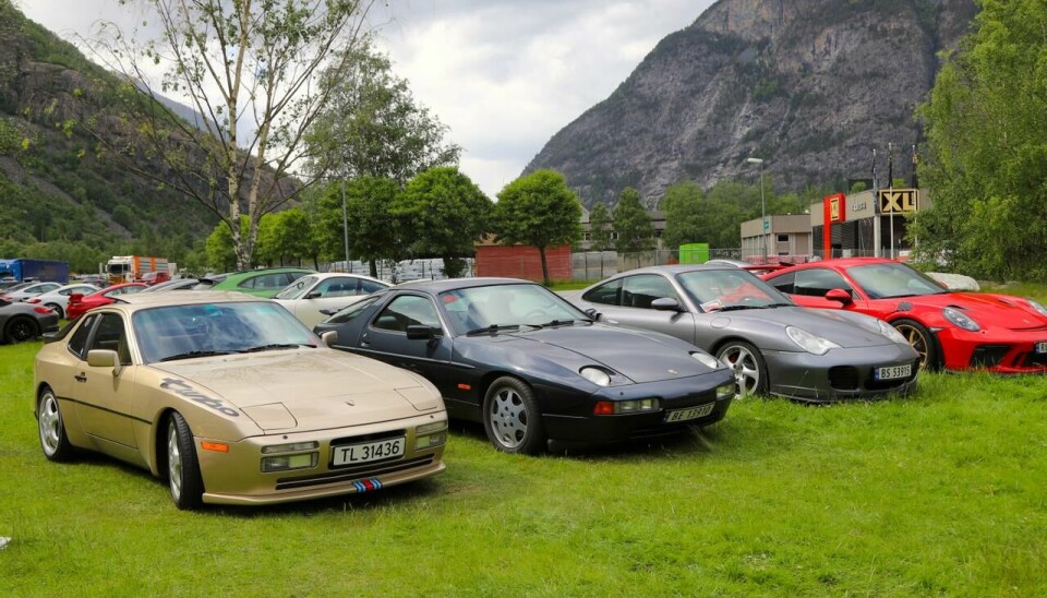 911-variantene er selvsagt i flertall, men rundt omkring blant de vel 200 bilene var også herlige 928 og 944 av ulike typer og årganger som disse to 1986-modellene.