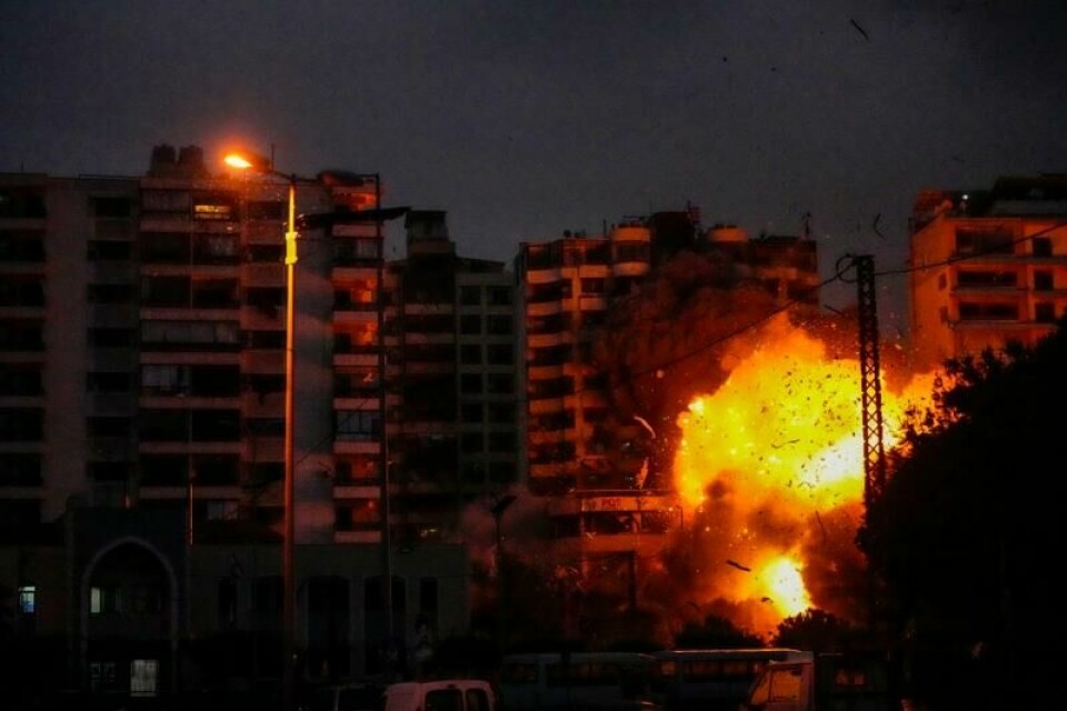 Israel fortsatte mandag de massive luftangrepene mot Libanon, som her i Beirut, men det ryktes nå at en våpenhvile kan være nær.