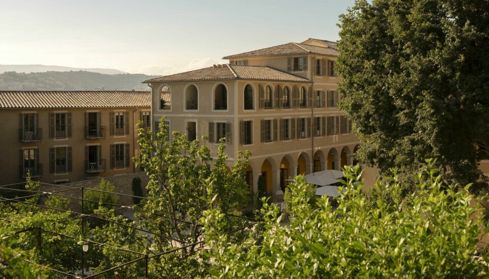 Å «gå i kloster» gir ny mening hos Hôtel du Couvent, som nå tilfredsstiller kresne gjesters behov, med sin oaseinspirerte atmosfære der pinjetrær, palmehager og skyggefulle terrasser er nærmeste nabo til en travel og levende by.