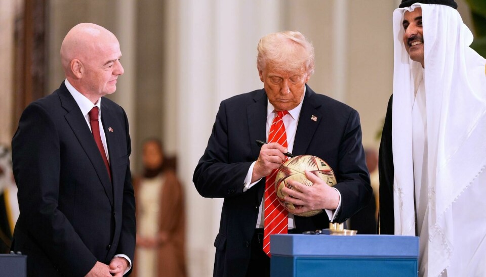 Qatar's Emir Sheikh Tamim bin Hamad Al Thani (t.h.), sammen med FIFA-president Gianni Infantino (t.v.), overrakte i mai en fotball til Donald Trump for å markere det neste vertskapet for Fotball VM i 2026.