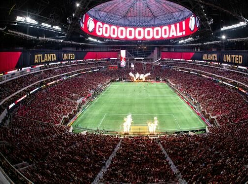 Stadionene i USA er i hovedsak bygget for underholdning på et annet nivå enn du opplever i Europa. Pyroshow, pauseunderholdning og massive videoskjermer med non stop reklame og replays er en del av pakken.