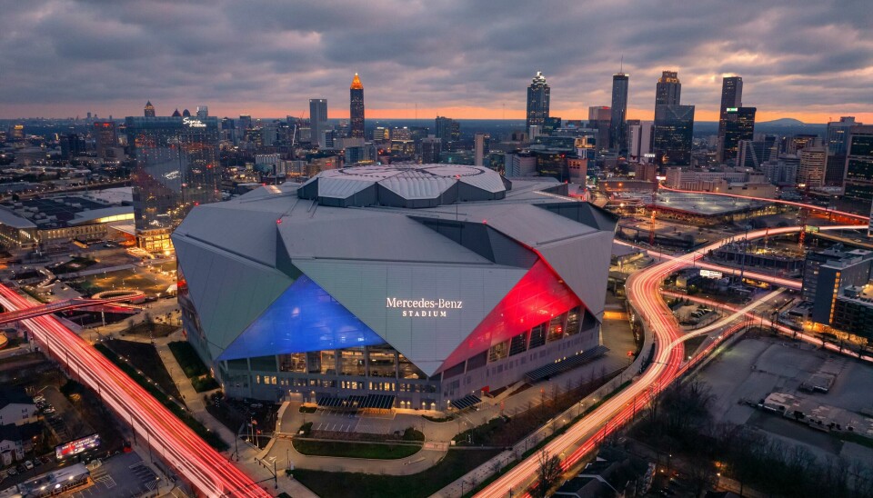 Mercedes-Benz Stadium er et massiv byggverk i hjertet av Atlanta som ble åpnet i 2017. Det er primært tempelet til NLF-laget Atlanta Falcons, men kan med enkle grep gjøres om til en tradisjonell fotballbane når anledningen krever det.