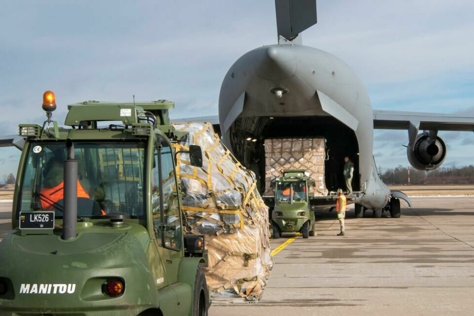 Lithuania Ukraine Tensions NATO Bilde frigitt av Litauens forsvarsdepartement viser militært utstyr som blir gjort klart til å bli fraktet inn i Ukraina. Lithuania Ukraine Tensions NATO Bilde frigitt av Litauens forsvarsdepartement viser militært utstyr som blir gjort klart til å bli fraktet inn i Ukraina. Foto: Litauens forsvarsdepartement/AP/NTB