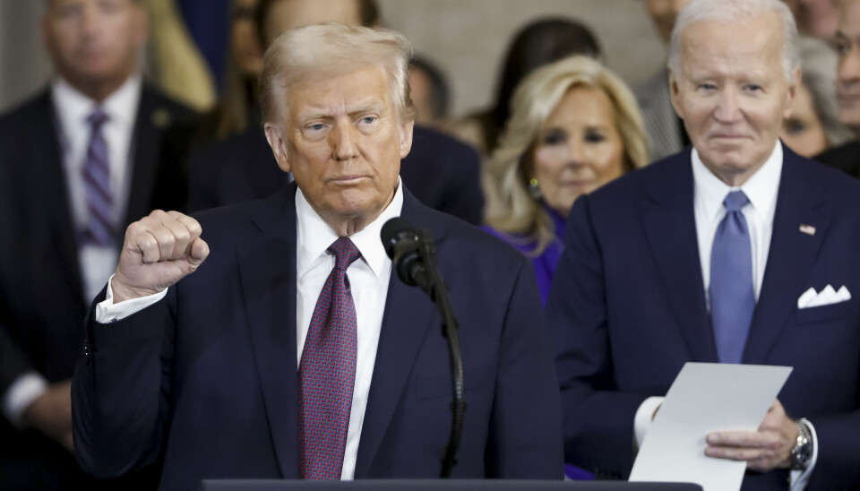 Her president Donald Trump (t.v.) og forgjengeren Joe Biden i bakgrunnen.