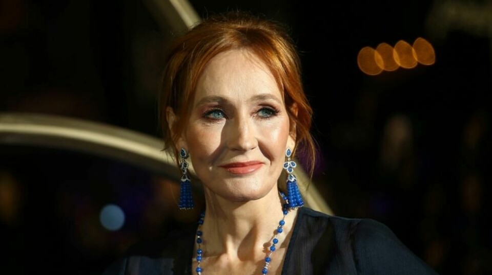 På dette arkivbildet fra 13. november 2018 poserer forfatter J.K. Rowling for fotografer ved ankomsten til premieren på filmen «Fabeldyr: Grindelwalds forbrytelser» i London.