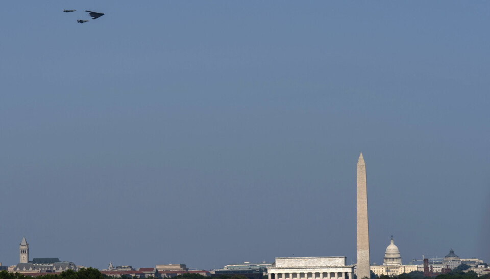 Militærfly over Washington som en del av seremonien med undertegning av Trumps budsjettforslag på nasjonaldagen i USA.