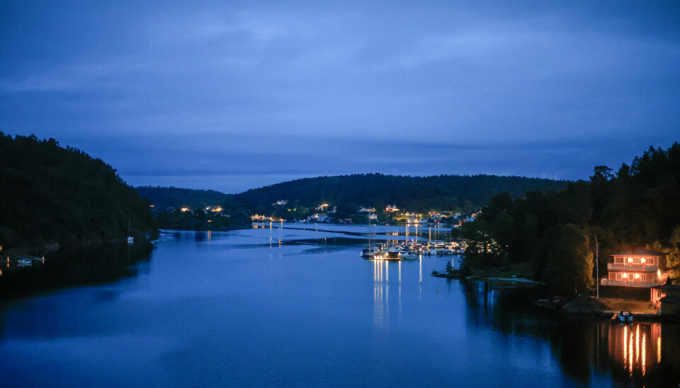 Politiet mistenker at høy fart kan være en medvirkende årsak til dødsulykken med en fritidsbåt i Staubøfjorden i Arendal natt til lørdag. Det er skadene på båten som er årsaken til mistanken.