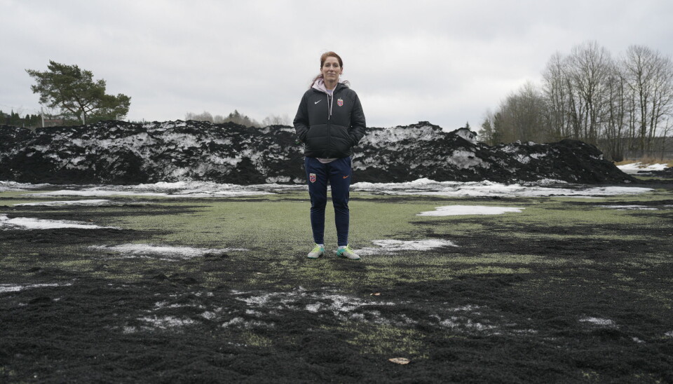 En stor omstilling venter når fotballbaner skal skifte ut gummigranulat med et miljøvennlig alternativ. Her er fotballpresident Lise Klaveness på et arrangement i Ski.