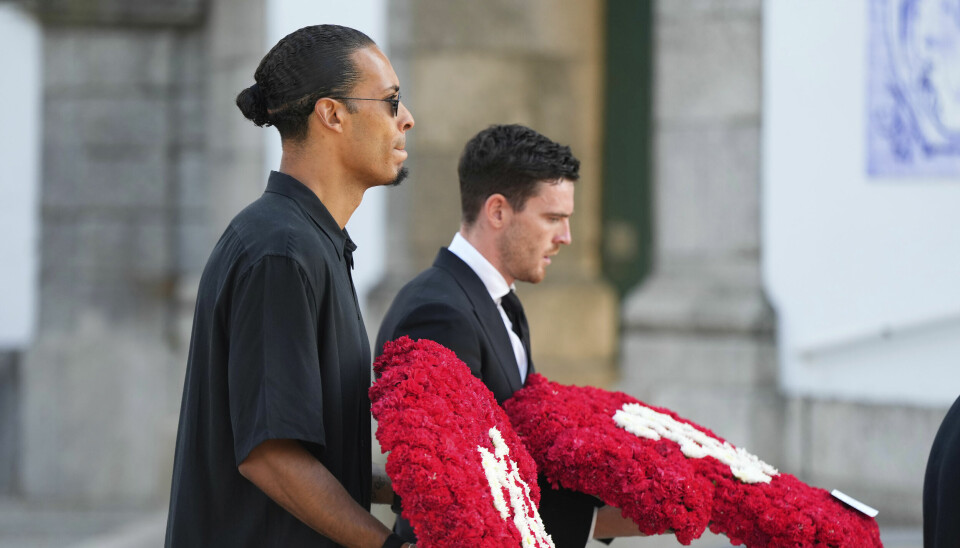 Liverpool-kaptein Virgil van Van Dijk (til venstre) og lagkamerat Andy Robertson på vei inn lørdagens begravelse.