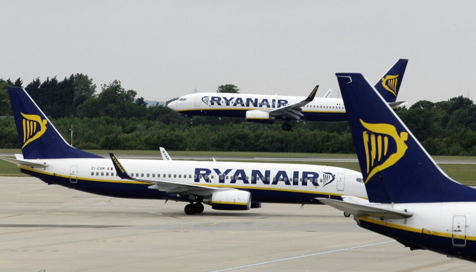 Flere passasjerer pådro seg skader da de måtte evakuere via sklie fra et Ryanairfly på Mallorca fredag kveld. Årsaken var en falsk brannalarm. Arkivfoto: Matt Dunham / AP / NTB
