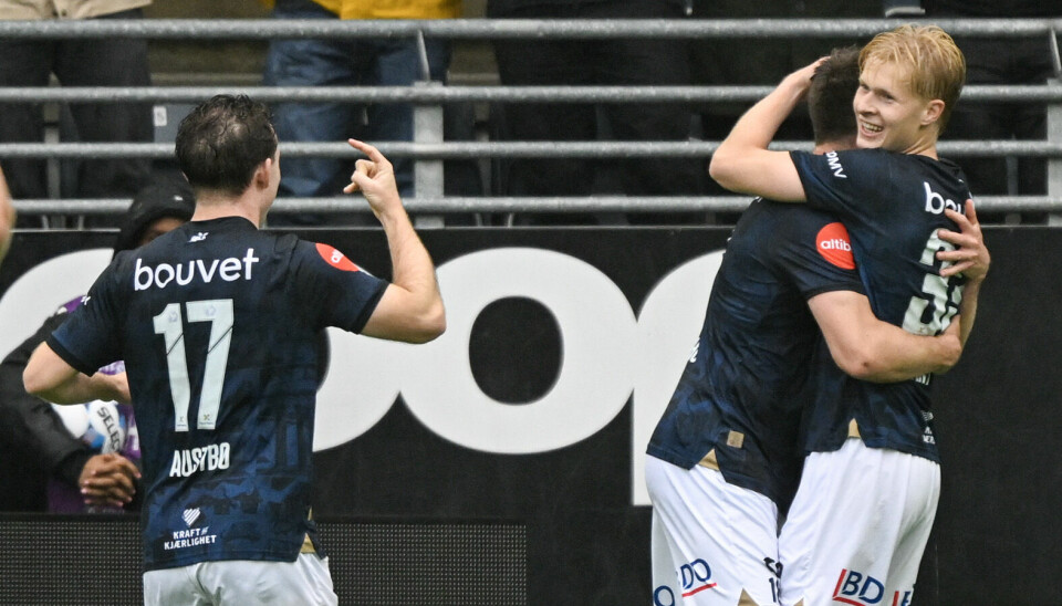 Viking-spillere jubler for scoringen til Jakob Segadal Hansen.