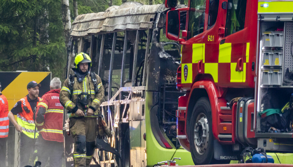 Tre personer er fraktet til sykehus med alvorlige brannskader etter brann i en rutebuss i Nordre Follo.