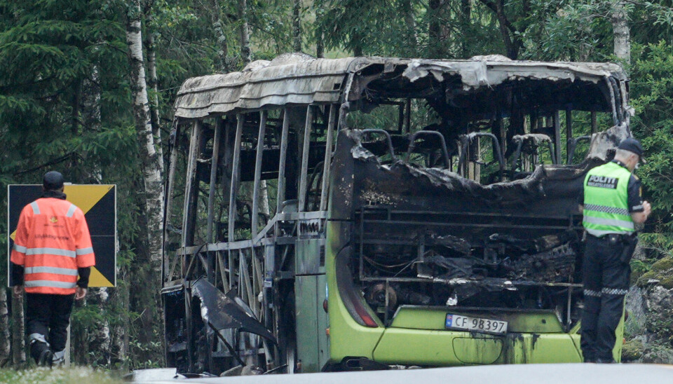 Tre personer er fraktet til sykehus med alvorlige brannskader etter brann i en rutebuss i Nordre Follo. Etter brannen pågrep politiet en person som de mistenker kan ha noe med brannen å gjøre.
