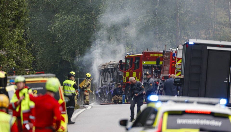 Tre personer er fraktet til sykehus med alvorlige brannskader etter brann i en rutebuss i Nordre Follo. Etter brannen pågrep politiet en person som man mistenker kan ha noe med brannen å gjøre.