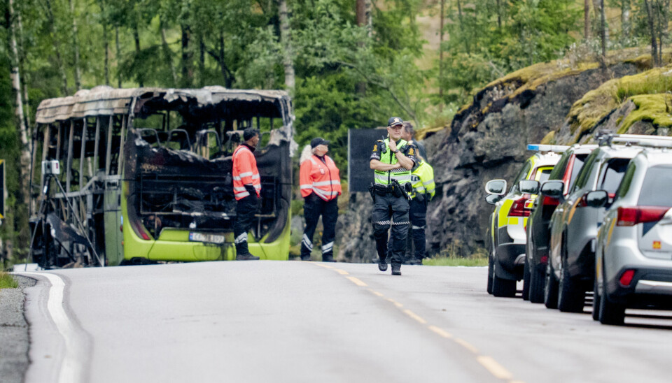 Politiet fikk melding om en overtent buss i Enebakkveien lørdag kveld. Tre personer ble fraktet til sykehus med alvorlige brannskader.