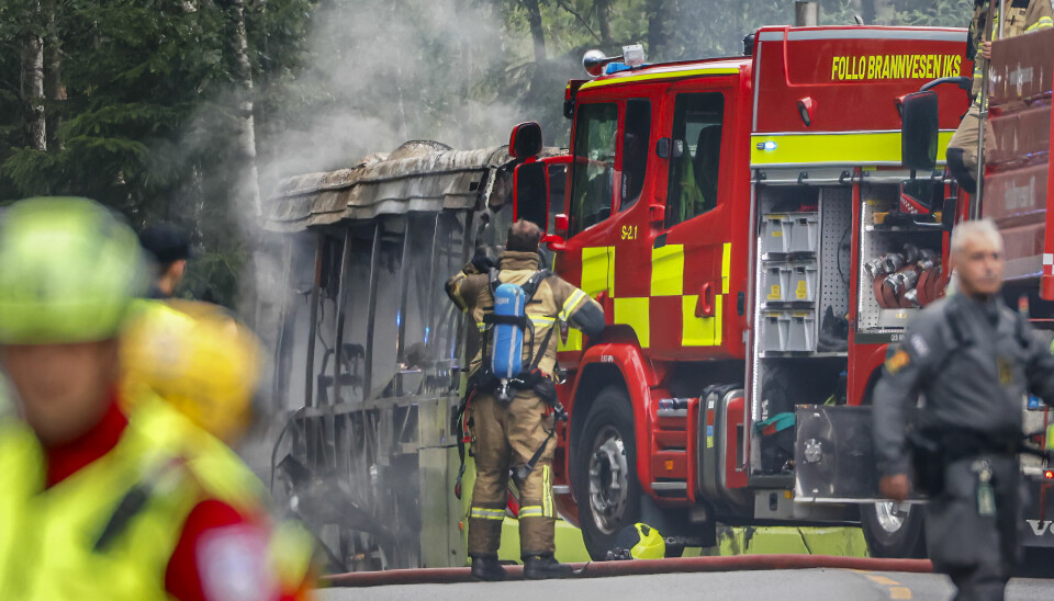 Tre personer ble fraktet til sykehus med alvorlige brannskader etter brannen i en rutebuss i Nordre Follo lørdag. Søndag ble en 15 år gammel gutt varetektsfengslet i to uker, siktet for å ha forårsaket brannen.