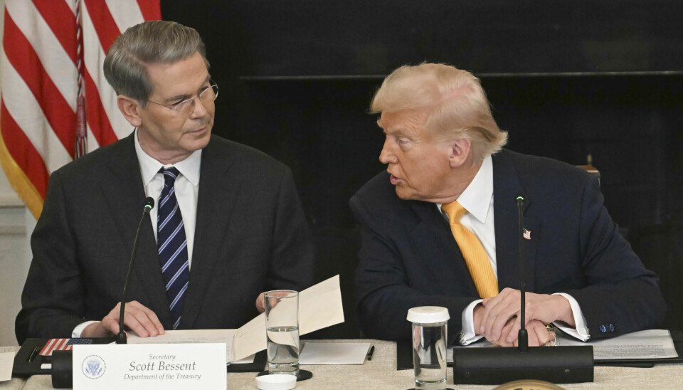 Finansminister Scott Bessent (t.v.) og president Donald Trump (t.h.) sier begge at USA nærmer seg ferdigstilte tollavtaler de neste dagene. Her fra en tidligere anledning.