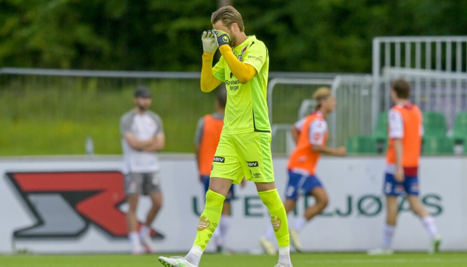 Brynes keeper Jan de Boer forlater banen etter rødt kort under eliteseriekampen i fotball mellom KFUM Oslo og Bryne på KFUM Arena.