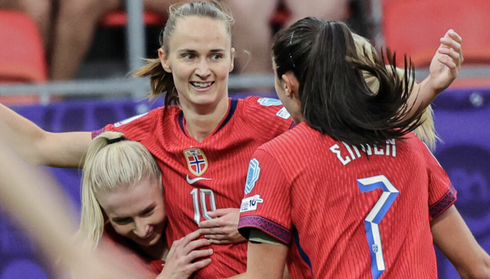 Caroline Graham Hansen gratuleres med vinnermålet i EM-kampen mot Finland.