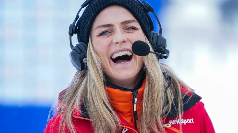 Therese Johaug holder kortene tett til brystet. Foto: Terje Pedersen / NTB