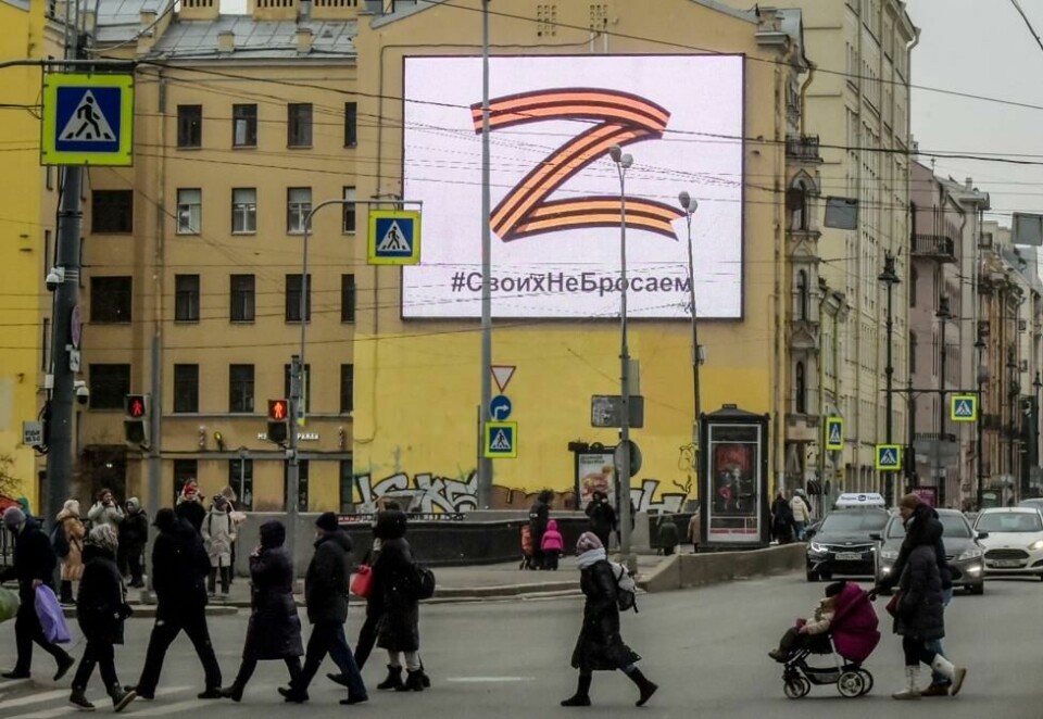 En reklameplaket i St. Petersburg støtter krigen mot Ukraina med en stor Z, sammen med teksten ' Vi gir ikke opp vårt folk' Z-en er i sort og oransje, for å symbolisere St. Georg, som er ansett for å være Russlands skytshelgen. En reklameplaket i St. Petersburg støtter krigen mot Ukraina med en stor Z, sammen med teksten ' Vi gir ikke opp vårt folk' Z-en er i sort og oransje, for å symbolisere St. Georg, som er ansett for å være Russlands skytshelgen. Foto: - / AFP