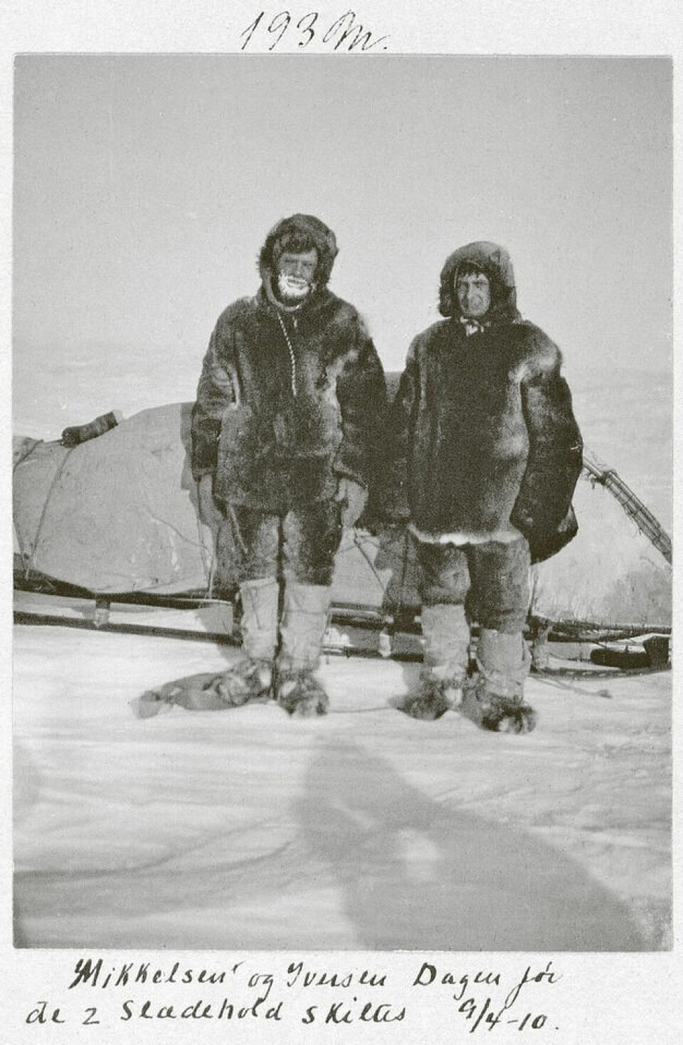 Ejnar Mikkelsen og Iver P. Iversen fotografert i april 1910, dagen før de forlater resten av mannskapet for å lete etter de etterlate dokumrentene fra Danmark-ekspedisjonen.