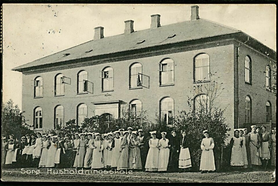 Dette postkortbildet av elever ved Sorø husholdningsskole skal være fra 1912. Det var et lignende postkort fra den samme skolen, som Iversen hadde fått fra en «kusine», at de to fant selskap og håp i.