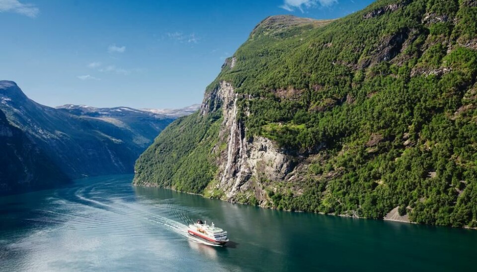 Hurtigrutens MS Nordlys i innseilingen til Geiranger.