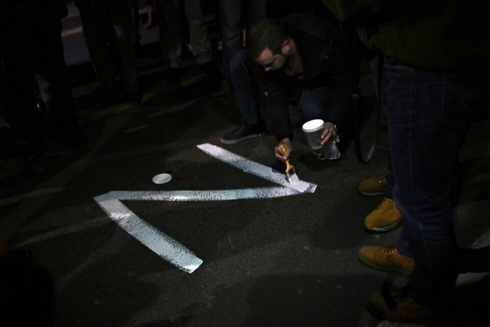 En demonstrant maler en Z på gaten i Beograd i Serbia for å vise støtte til Russlands krig mot Ukraina. Bokstaven har på få dager blitt et symbol for de som støtter den russiske invasjonen. En demonstrant maler en Z på gaten i Beograd i Serbia for å vise støtte til Russlands krig mot Ukraina. Bokstaven har på få dager blitt et symbol for de som støtter den russiske invasjonen. Foto: Andrej Isakovic / AFP