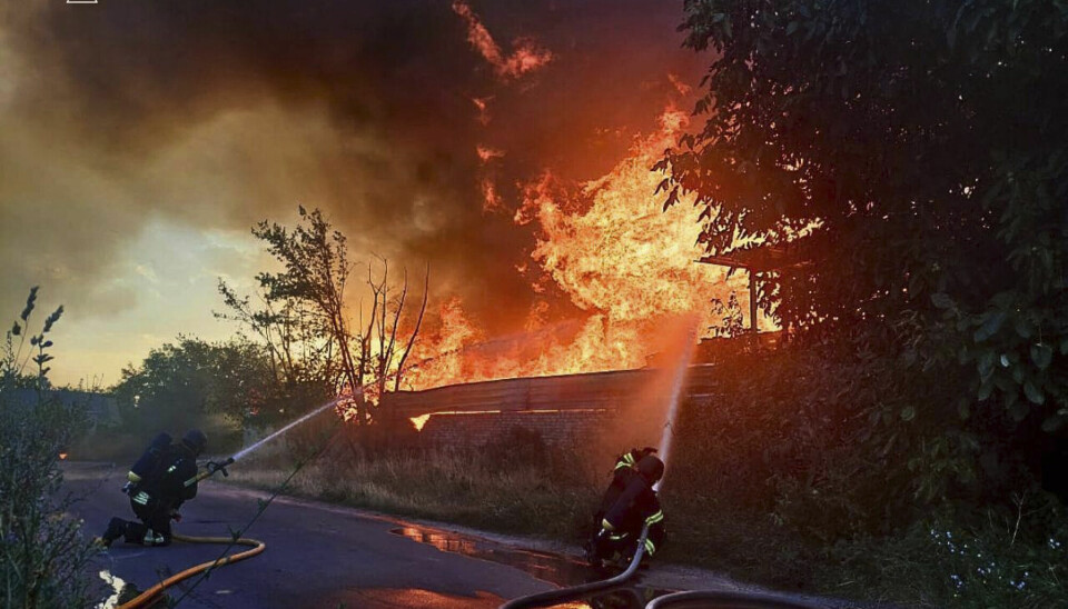 Brannvesenet slukker flammene etter et russisk angrep i Kyiv fylke onsdag.