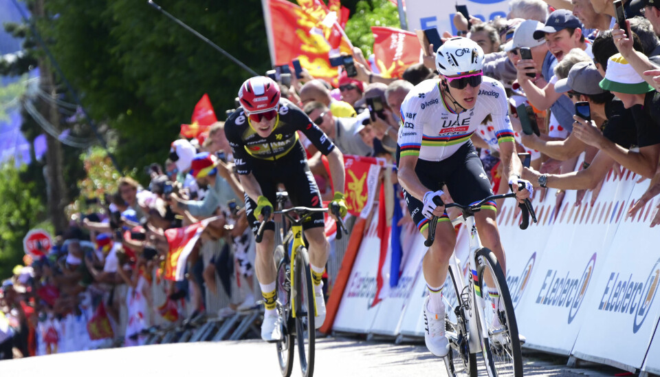 Tadej Pogacar (t.h.) tok over ledelsen i Tour de France etter onsdagens tempoetappe, som ble en stor nedtur for hans danske rival Jonas Vingegaard.