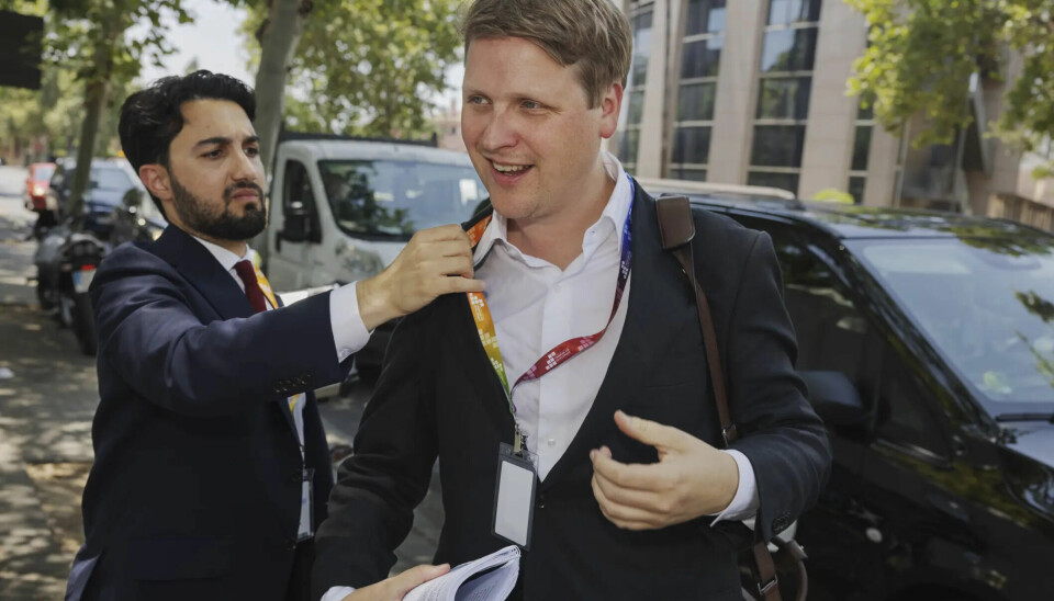 Jafar Haidar retter på Aukrusts dress før intervju med Devex. Dresskoden på konferansen skulle være «cool UN», men det ble dress.