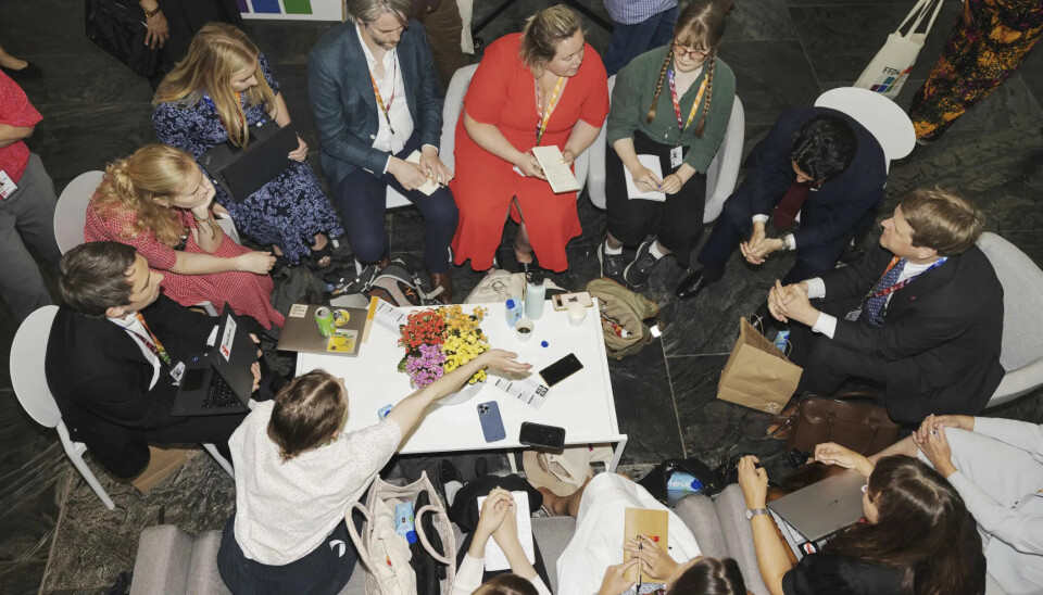 Åsmund Aukrust har et kjapt stopp med den norske sivilsamfunnsdelegasjonen på FFD4, med representanter fra Redd Barna, Changemaker, Forum for utvikling og miljø, Debt Justice Norway og Sex og politikk.