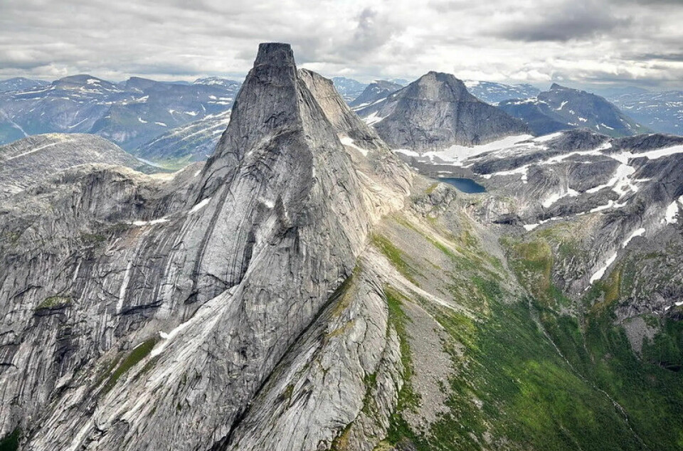 Mektige Stetinden i Nordland viser oss kratonet som stikker opp fra undergrunnen. Den blankskurte granittoppen er utrolige 1,8 milliarder år gammel. På rekke og rad fra Sør-Norge til Finnmark, ligger det «vinduer» som dette hvor vi kan kikke på selve grunnfjellet under oss.