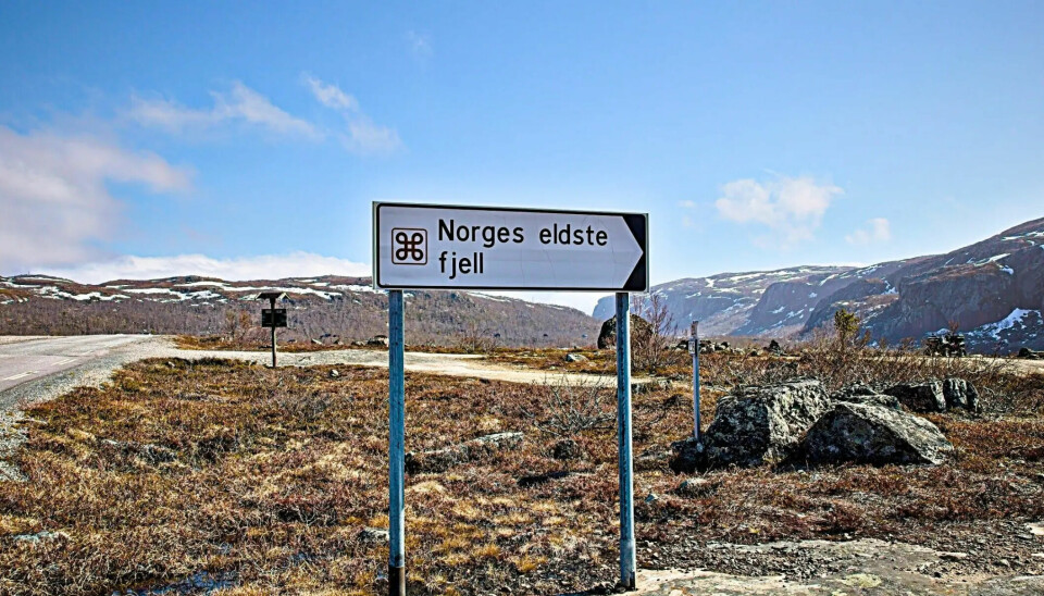 Skiltet med Norges eldste fjell står utenfor Kirkenes, nær Grense Jakobselv i Øst-Finnmark. Berggrunnen her kan være 3 milliarder år gammel. Går du rundt på Finnmarksvidda så er berget under deg gjerne 2 milliarder år gammelt. Det samme kan det være i Lofoten, Vesterålen og på Senja. Grunnfjellet i Sør-Norge er gjerne 1 til 1,5 milliarder år. Også det fryktelig gammelt.
