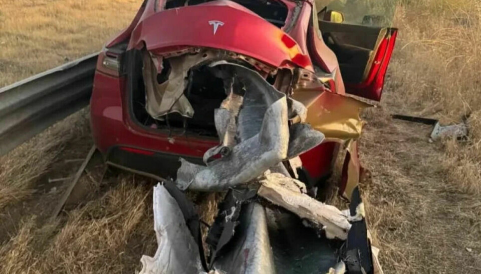 KNUST: Teslaen raste rett gjennom autovernet. Heldigvis var det ingen andre i bilen enn sjåføren. 23-åringen kom fra det uten alvorlige skader. Foto: California Highway Patrol KNUST: Teslaen raste rett gjennom autovernet. Heldigvis var det ingen andre i bilen enn sjåføren. 23-åringen kom fra det uten alvorlige skader. Foto: California Highway Patrol