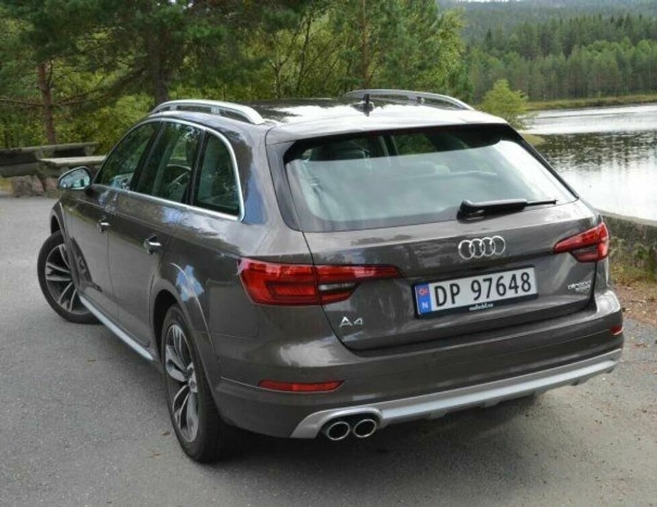 Audi Allroad skryter ikke mye utvendig, men eksoshalen avslører at dette er litt ekstra. Audi Allroad skryter ikke mye utvendig, men eksoshalen avslører at dette er litt ekstra. Foto: Frank Williksen