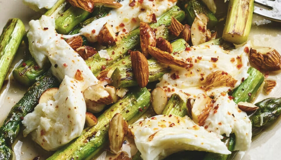 Grillede asparges med ristede mandler og mozzarella