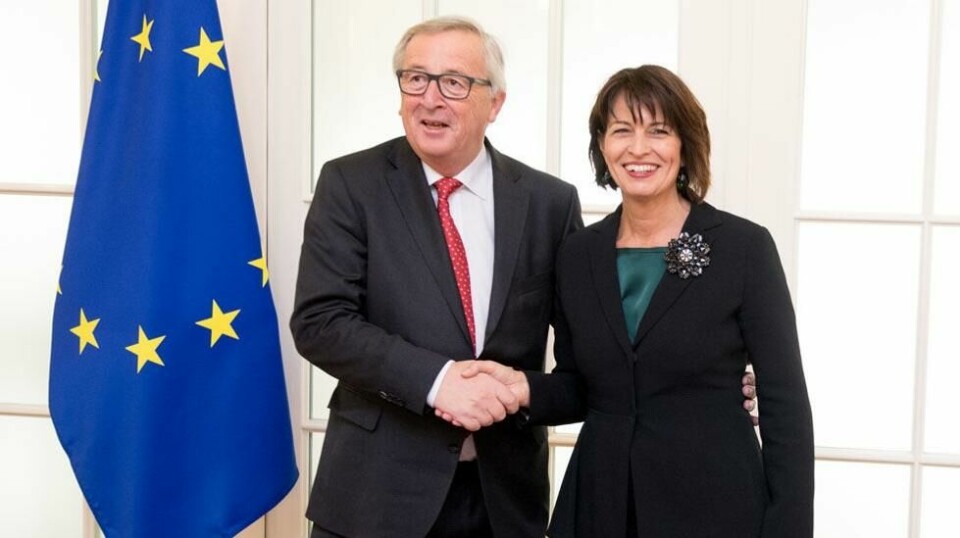 EU MOT SVEITS: Blidere stemning da EU-kommisjonens president Jean-Claude Juncker besøkte president Doris Leuthard i Sveits 23. november 2017.
