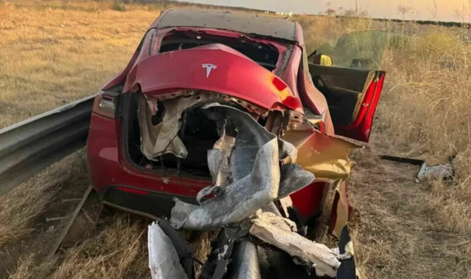 En Tesla Model 3 ble regelrett spiddet på autovernet ved motorveien i Los Banos, California. Spørsmålet er om autovern sliter med å fange opp tyngre kjøretøy, som elbiler. Vi har spurt Statens vegvesen.