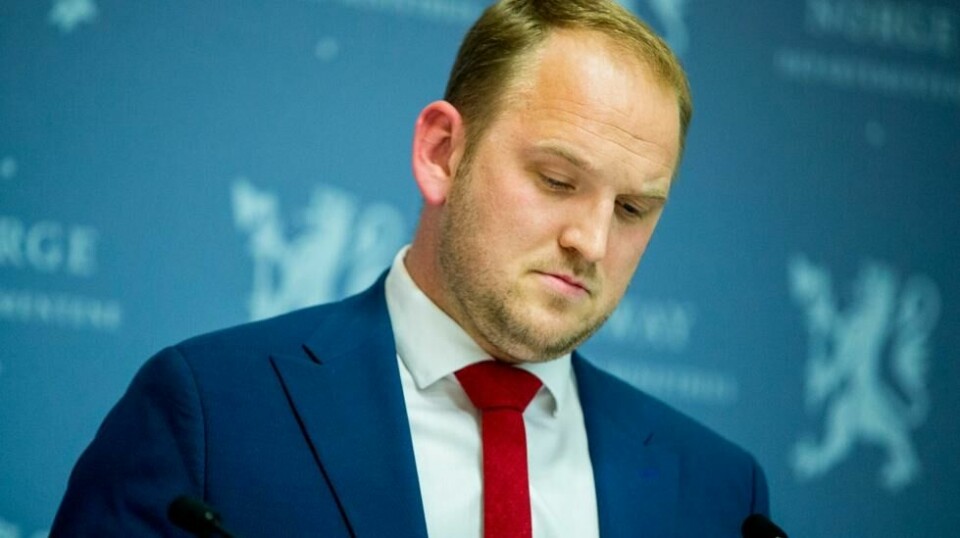 Landbruksminister Jon Georg Dale gir statsstøtte til bøndene skylda for at de får lavere inntekter.