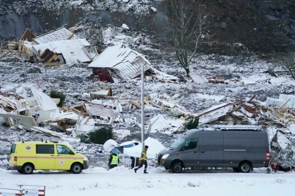 Det er ikke funnet personer i søket med redningsmannskaper i rød sone i skredet, opplyser politiet. De søker fortsatt etter overlevende. Foto: Ole Berg-Rusten / NTB Det er ikke funnet personer i søket med redningsmannskaper i rød sone i skredet, opplyser politiet. De søker fortsatt etter overlevende. Foto: Ole Berg-Rusten / NTB Foto: Ole Berg-rusten / NTB