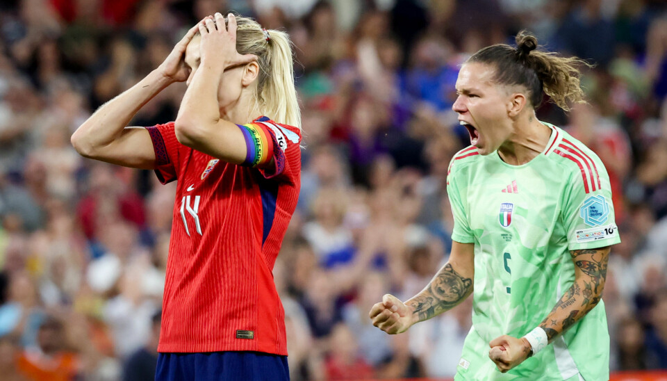 Ada Hegerberg fortviler over sin straffemiss i EM-kvartfinalen mot Italia.