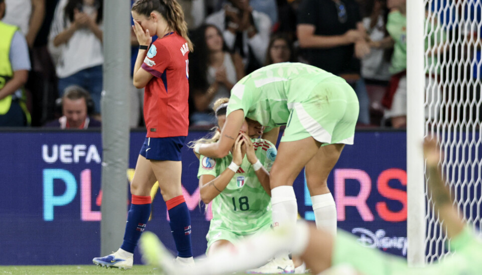 Italia feirer vinnermålet i EM-kvartfinalen mens Tuva Hansen fortviler.